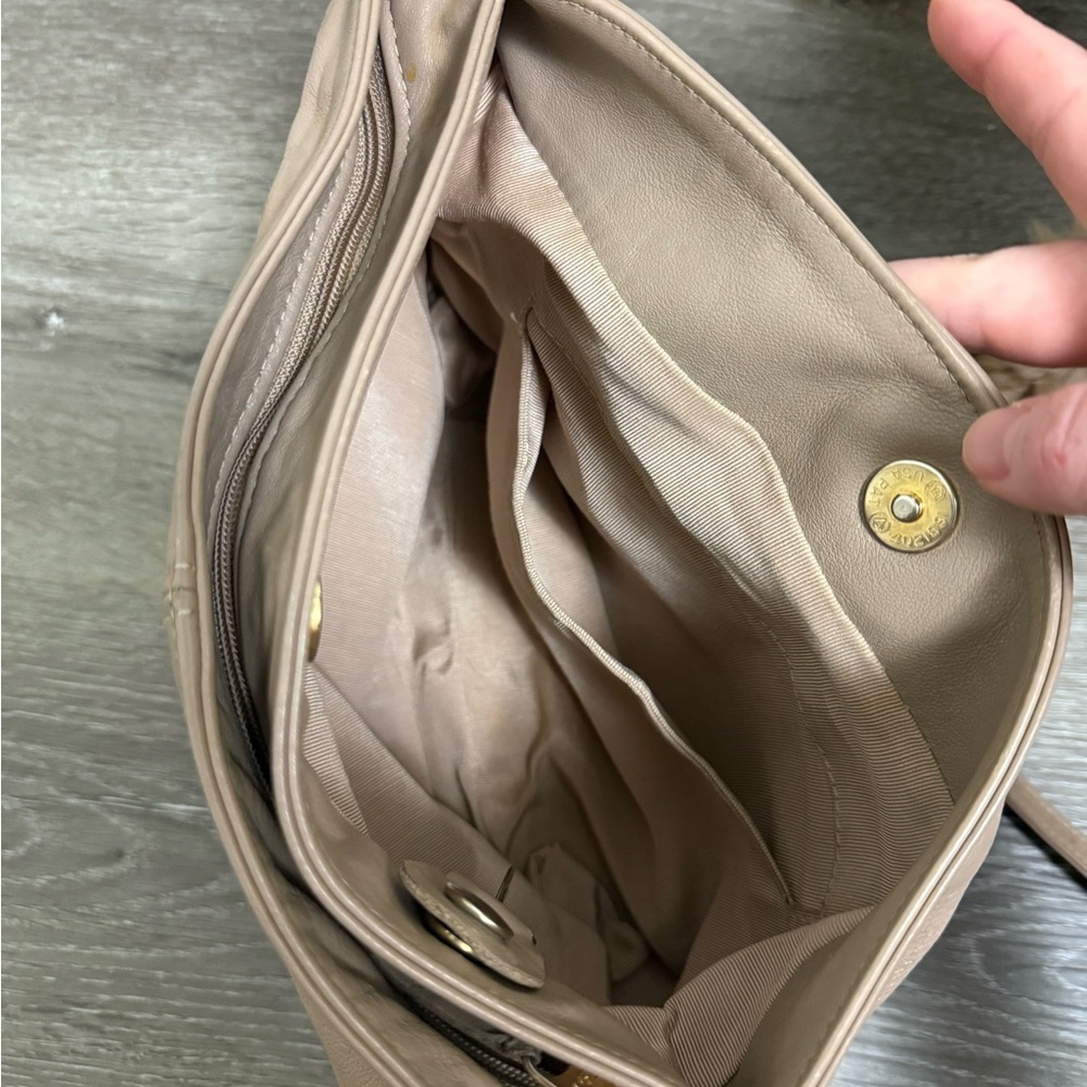 SAS Beige Leather Hand Stitched Purse Made in USA - Picture 9 of 16